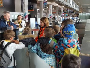 Schüler bei einer Führung durch den Flughafen Köln-Bonn