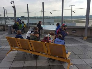 Schüler auf der Besucherterrasse des Flughafens Köln-Bonn