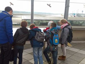 Schüler betrachten Flugzeuge auf dem Flughafen Köln-Bonn